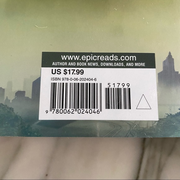 Veronica Roth’s book collection - Picture 9 of 13